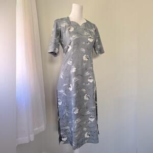 Vintage ‘70s Gray & White Floral Print Short Sleeve Midi Dress w/ Side Slits